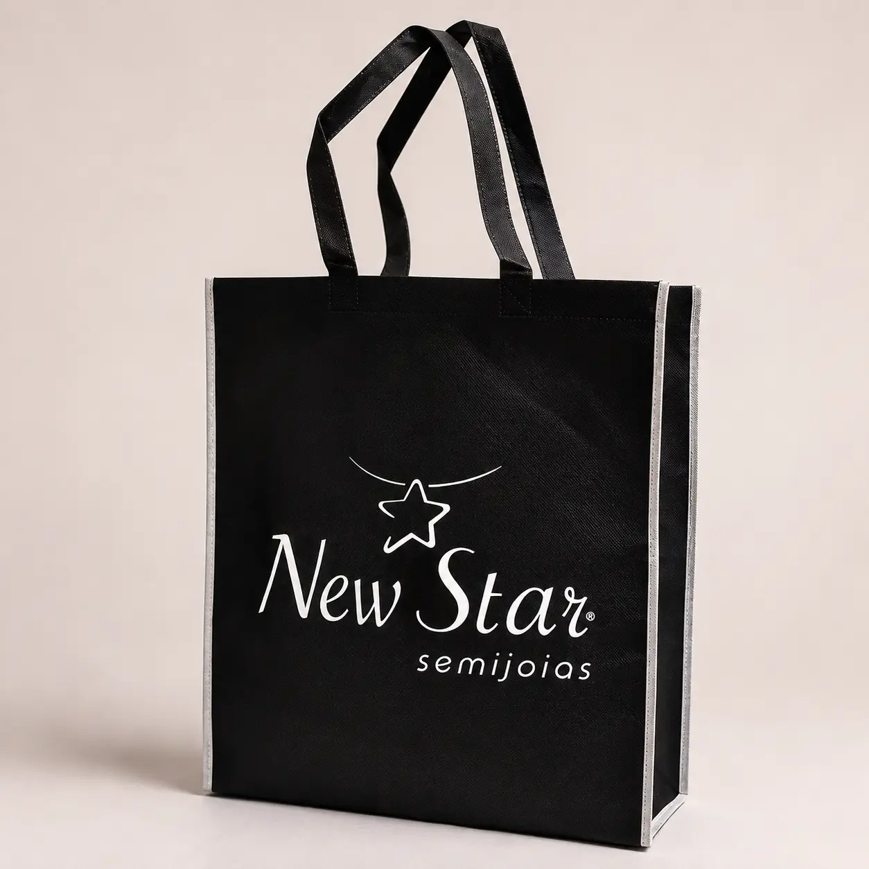 Sacola de TNT preta com alça personalizada New Star