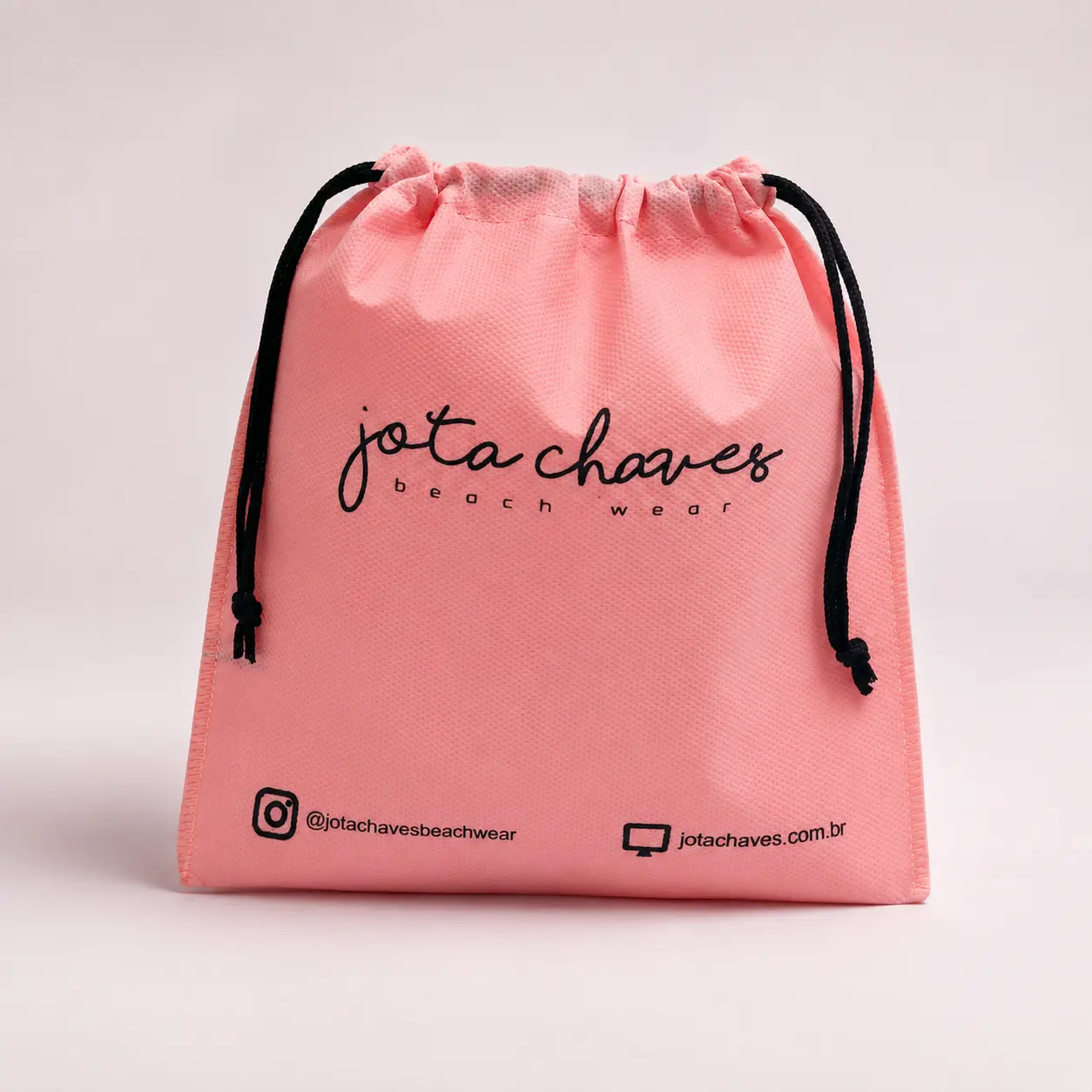 Saco de TNT rosa com cordão personalizado Jota Chaves